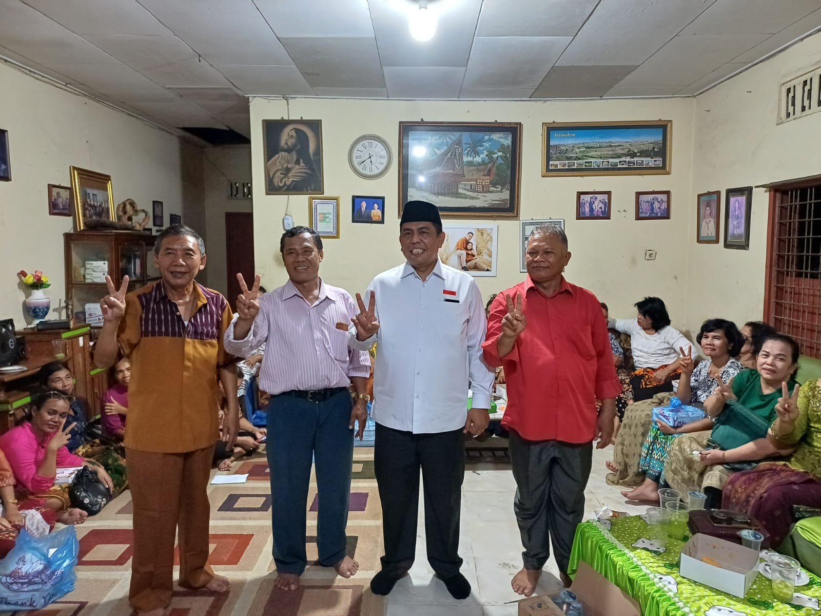 BERSAMA: Calon Wakil Wali Kota Medan nomor urut 2, Abdul Rani bersama Punguan Tahi Raja Purba Kota Medan. (MARKUS/SUMUT POS)