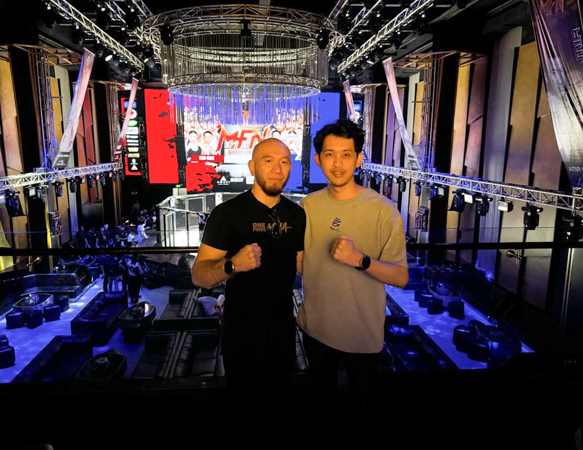Inspektur Pertandingan dan juga Wakil KOBI, Max Maitino bersama Promotor Medan Fight Night, Calvin Gustinov saat di Amavi, Minggu (13/10/2024). (Triadi Wibowo)