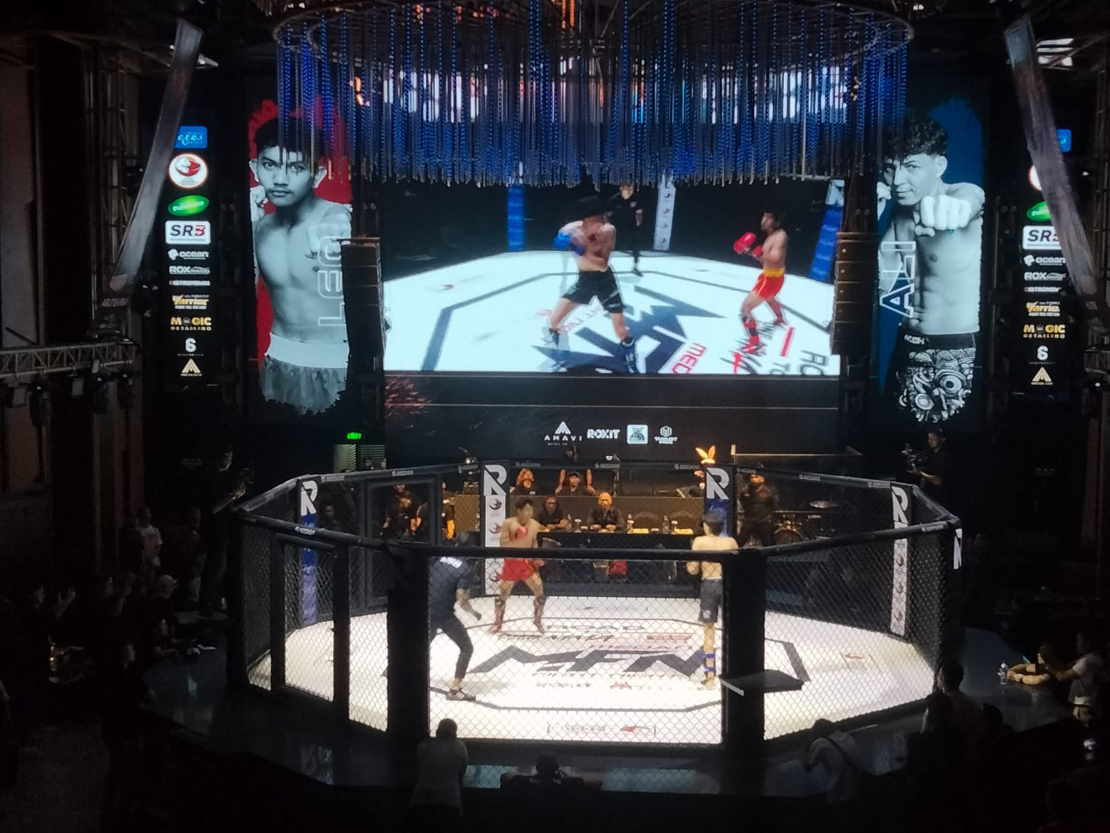 Salah satu pertarungan Medan Fight Night di Amavi, Minggu (13/10/2024). (Triadi Wibowo)