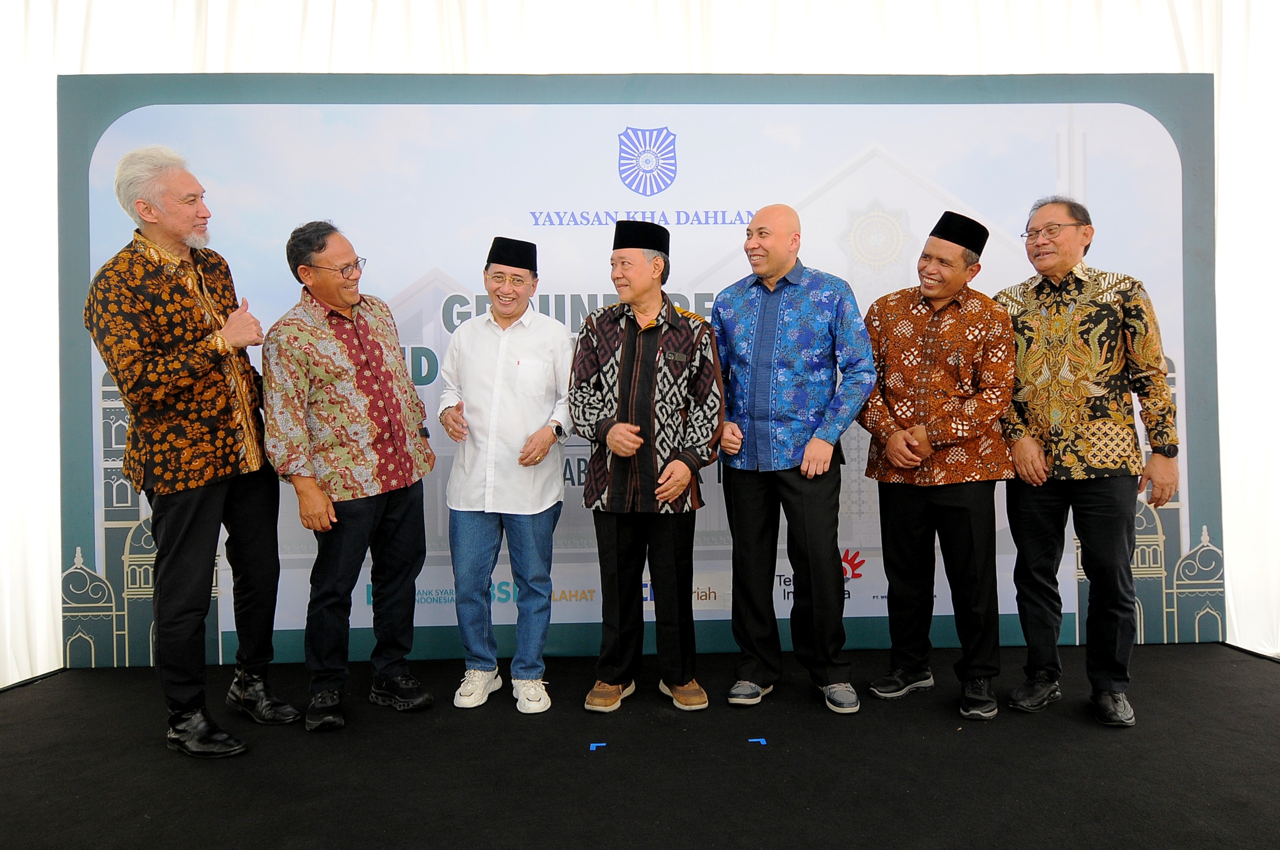 GROUND BREAKING: (kiri-kanan). Wakil Komisaris Utama BSI Adiwarman Karim, Komisaris Independen BSI Komaruddin Hidayat, salah satu pembina Yayasan KH Ahmad Dahlan Munichy B Edress, Ketua PP Muhammadiya