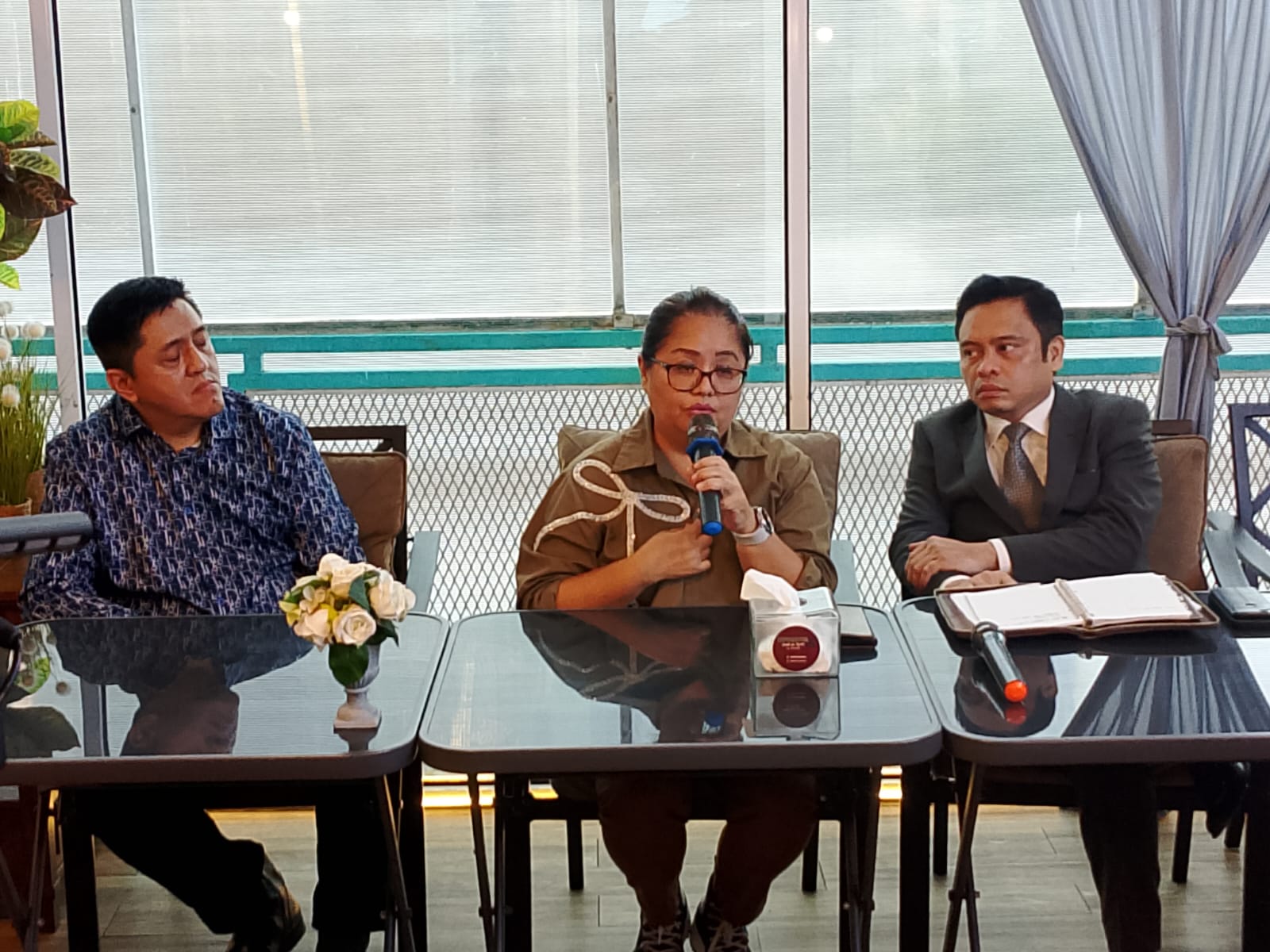 DIDAMPINGI:  Camelia menceritakan awal mula kejadian bajunya dibuka paksa didampingi kuasa hukumnya, Ferdinan dan Dodi Yusuf Wibisono di cafe Kota Medan, Senin (14/10/2024). FOTO: IKHSAN/SUMUT POS
