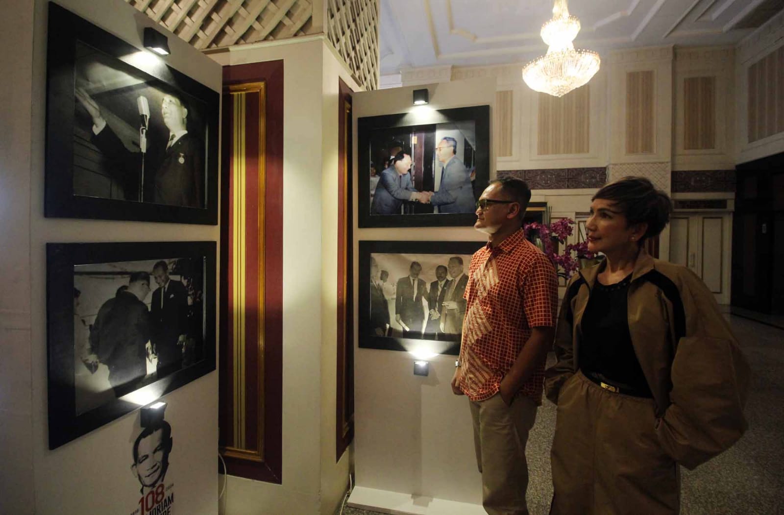 Putri ke-9 TD Pardede, Suryani Indriani Pardede bersama Allon Siregar melihat foto-foto kenangan TD Pardede yang dipajang di area lobi dan lounge HDTI Medan.