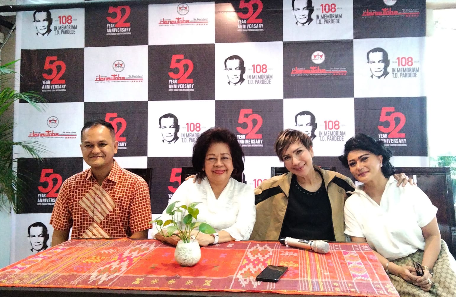 Putri ke-9 TD Pardede, Surya Indriani Pardede didampingi Tety Napitupulu dan Allon Siregar bersama Tamara Geraldine (paling kanan) memaparkan acara In Memoriam TD Pardede 108th, di Medan, Selasa (15/1