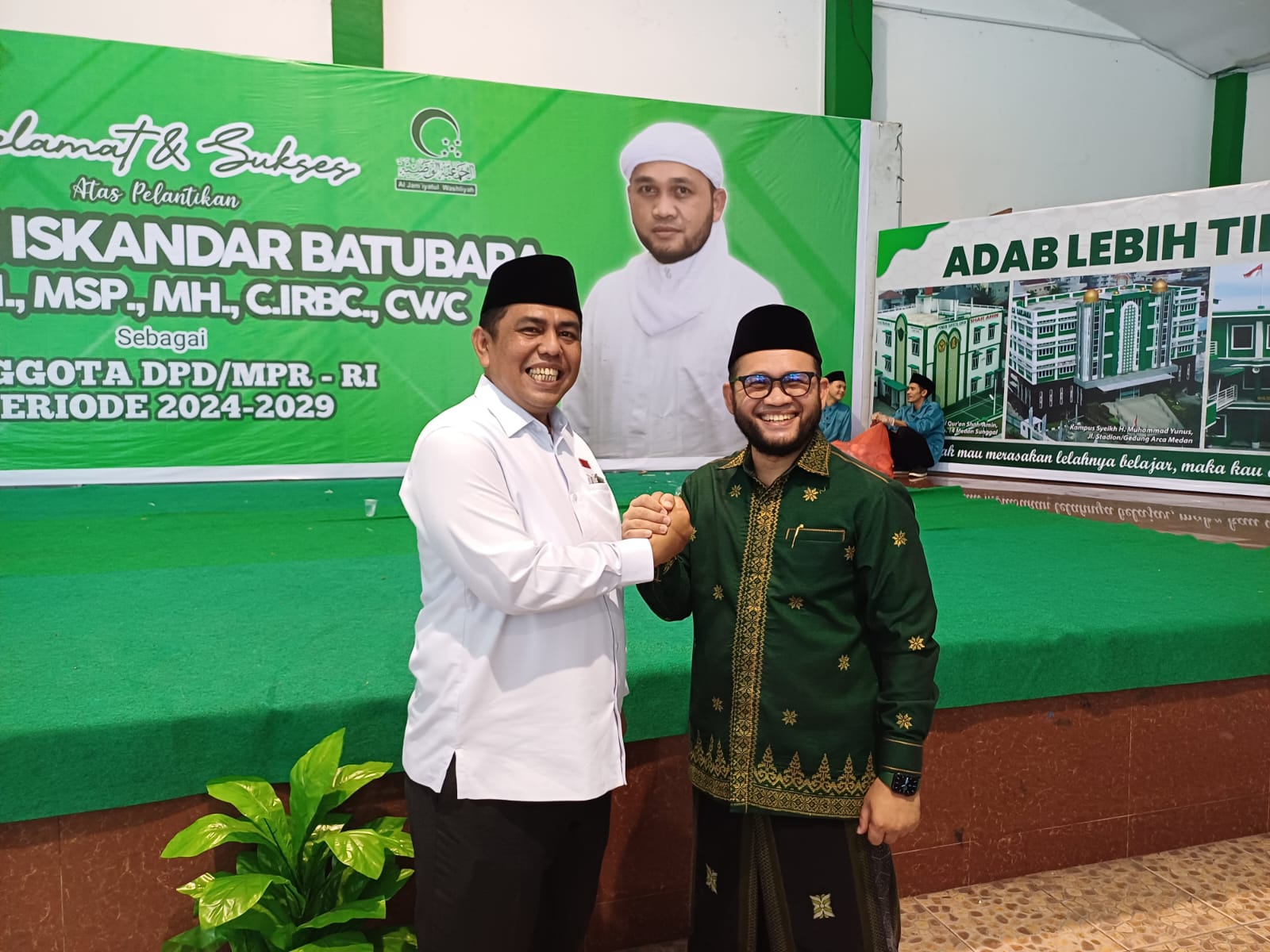SALAM KOMANDO: Calon Wakil Wali Kota Medan nomor urut 2 sekaligus Wakil Ketua PD Al Jam&rsquo;iyatul Washliyah Kota Medan, Abdul Rani salam komando dengan Anggota DPD RI. (Markus Pasaribu/Sumut Pos)