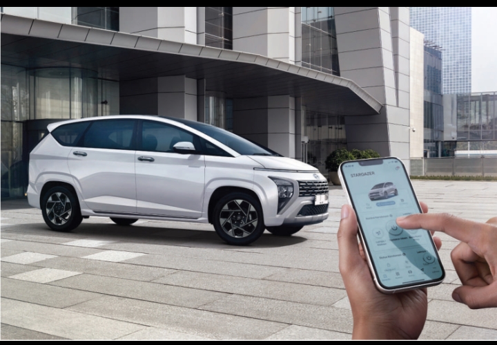 Hyundai STARGAZER punya teknologi Hyundai Bluelink yang memudahkan mengakses informasi kendaraan Anda. Terhubung langsung dengan call center Hyundai 7x24 jam untuk bantuan cepat dalam keadaan darurat.