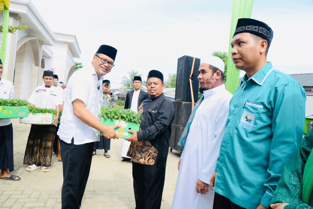 BIBIT: Calon Bupati Deliserdang dr. Asri Ludin Tambunan memberikan bantuan bibit cabai merah ke pesantren se-Kabupaten Deliserdang. (Dok. Pribadi)