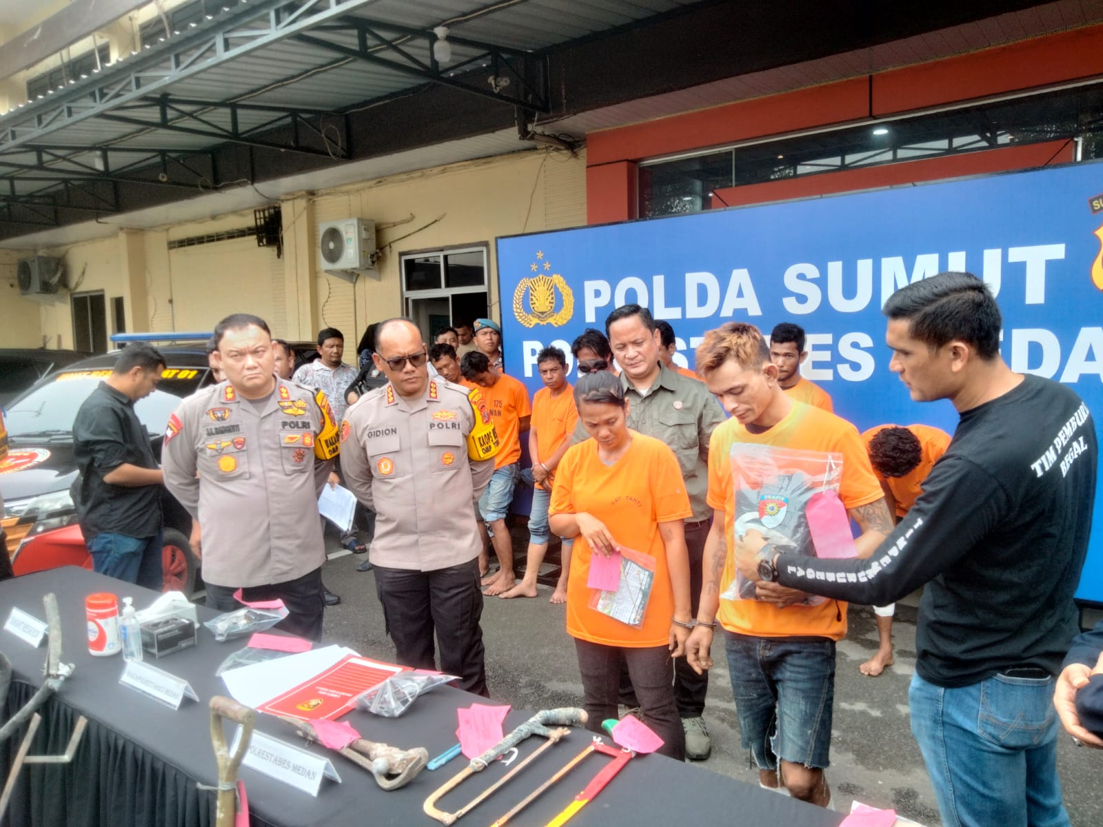 PAPARKAN:Kapolrestabes Medan, Kombes Pol Gidion Arif Setiawan memaparkan kasus kejahatan di Kota Medan, Jumat (18/10). AGUSMAN/SUMUT POS