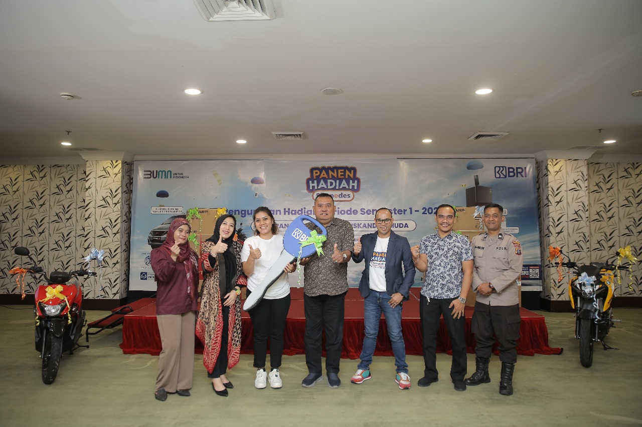 BERSAMA: Perwakilan Pimpinan Cabang Pembantu BRI BO Medan Iskandar Muda, Yusrizal Sulaiman bersama para saksi saat memberikan hadiah sebagai simbolis kepada pemenang Doorprize 1 unit Mobil, di Hotel E