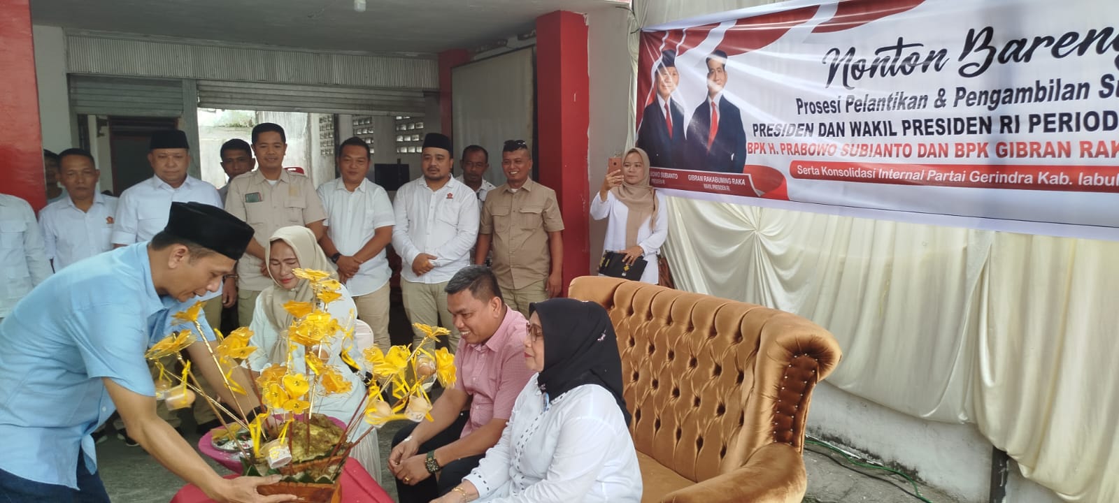 TEPUNG TAWAR: Wakil Ketua DPD Partai Gerindra Sumut menepungtawari paslon cabup dan cawabup Labuhanbatu Hendri Syahputra Daulay dan Ellya Rosa Siregar (fajar)