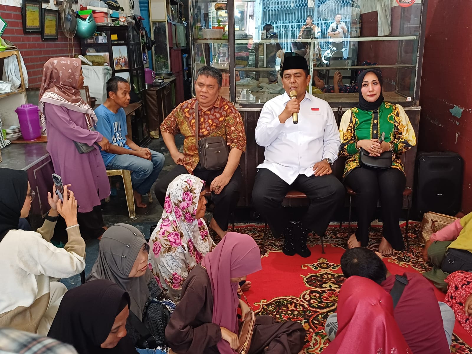 Foto (Markus Pasaribu/Sumut Pos) : Calon Wakil Wali Kota Medan nomor urut 2, Abdul Rani bersama warga tunanetra yang tergabung dalam IPTM.