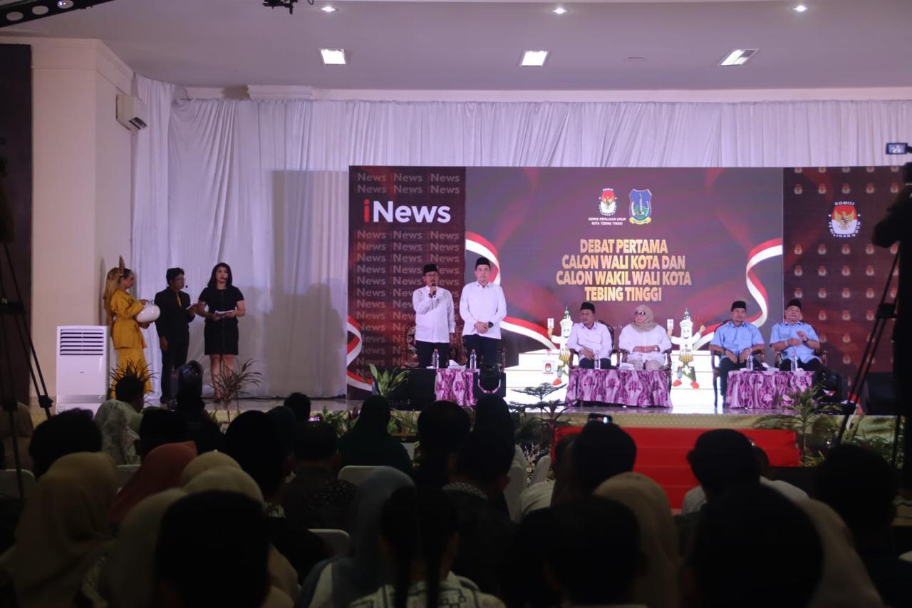 DEBAT: KPU Kota Tebingtinggi menggelar debat pertama, tiga pasangan calon Wali Kota dan Wakil Wali Kota memaparkan visi dan misi serta tanya jawab.(SOPIAN/SUMUT POS)