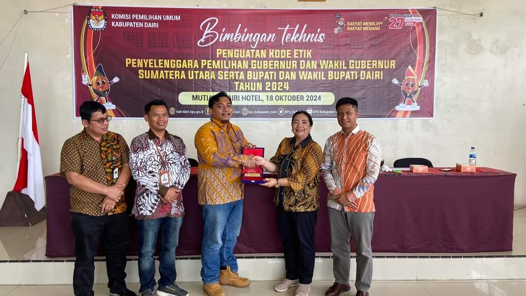 CINDERAMATA:  Koordinator Divisi Hukum, Anggiat Gabe Maruli Tua Sinaga disaksikan Ketua KPU Dairi, Ariyanto Tinendung (kanan) serahkan cinderamata kepada narasumber, Jenny Ester Pandiangan.istimewa.