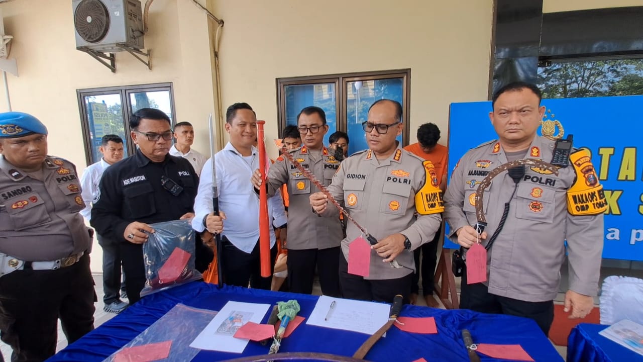 TUNJUKKAN: Kapolresrabes Medan, Kombes Pol Gidion Arif Setiawan menunjukkan sebilah pedang terkait aksi tawuran geng motor, Senin (21/10). AGUSMAN/SUMUT POS