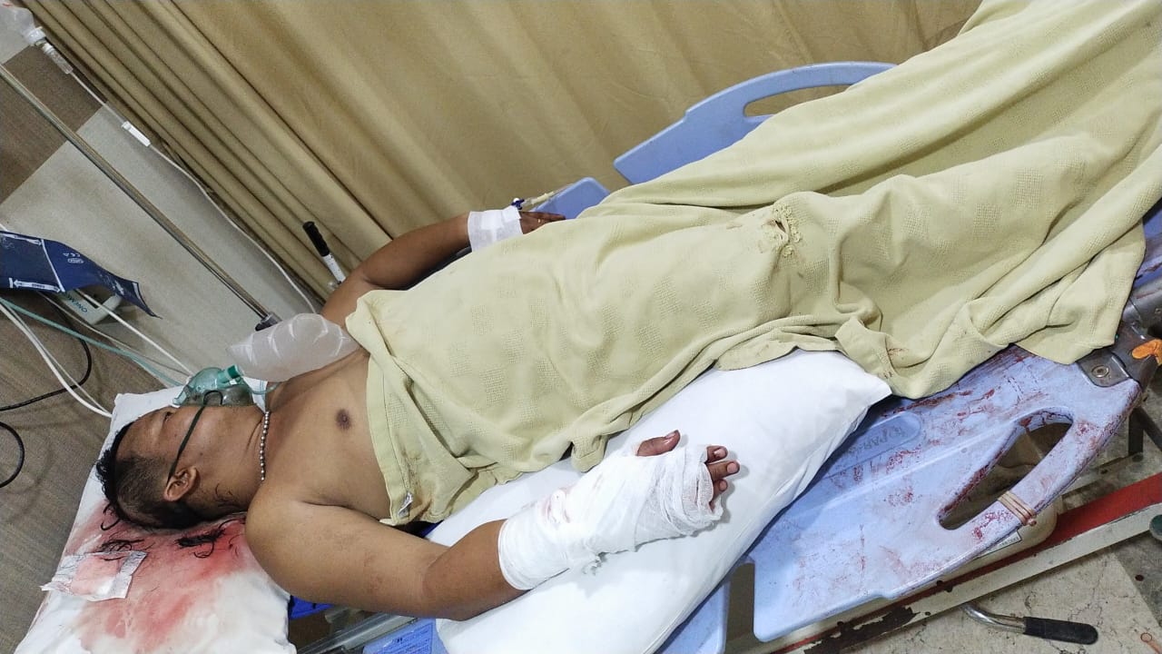 DIRAWAT: Salah satu korban luka di rawat di rumah sakit, akibat bentrok di Jalan Selambo Raya, Desa Amplas, Kecamatan Percut Seituan, Deliserdang, Selasa (22/10) dinihari. AGUSMAN/SUMUT POS