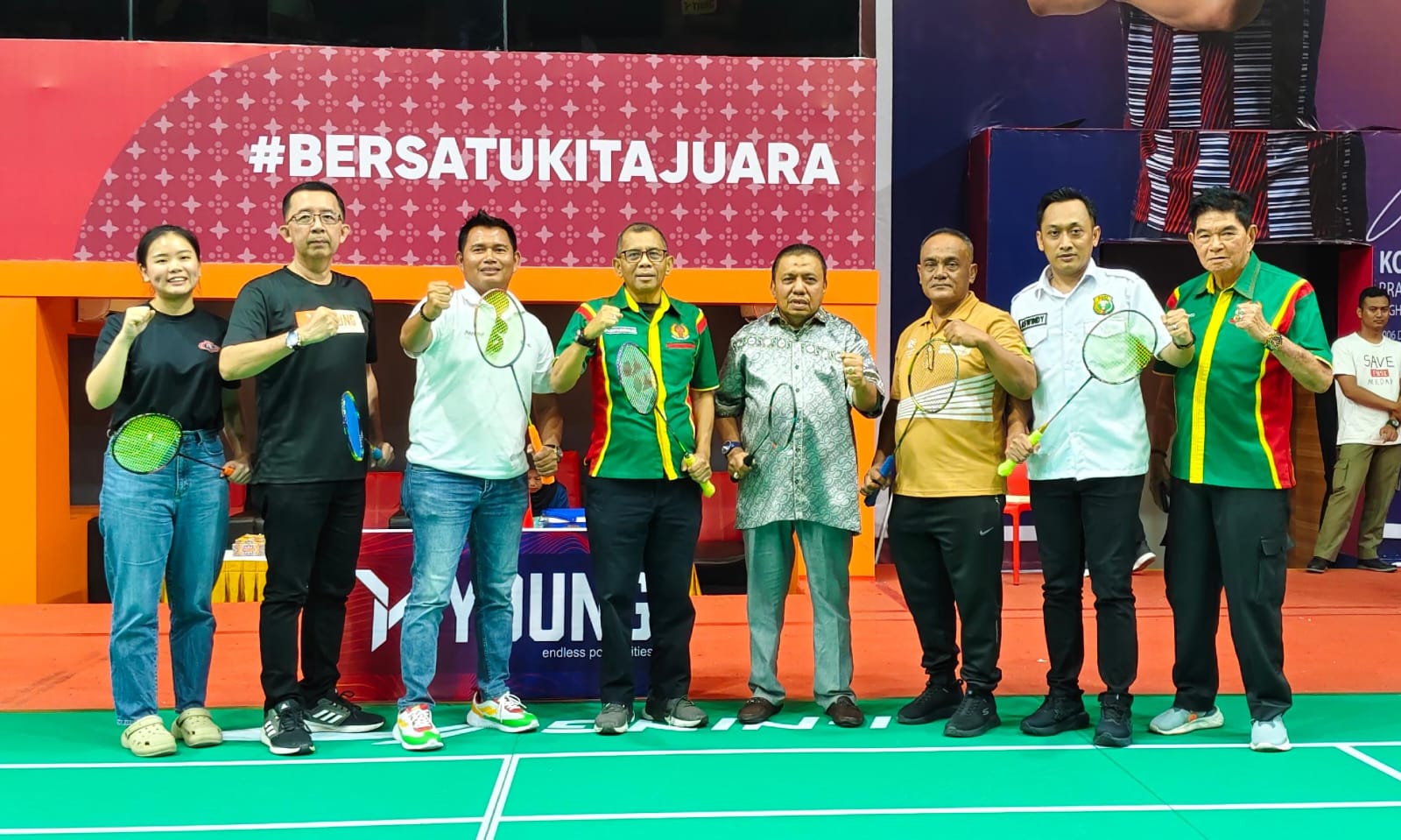 BERSAMA: Ketum KONI Medan Eddy H Sibarani, didampingi Wakil Ketua Bidang Pembinaan Prestasi Siegfried,  Sekum Pengprov PBSI Sumut Kusprianto, perwakilan Dispora Medan Yon Alferi, Anggota DPRD Medan