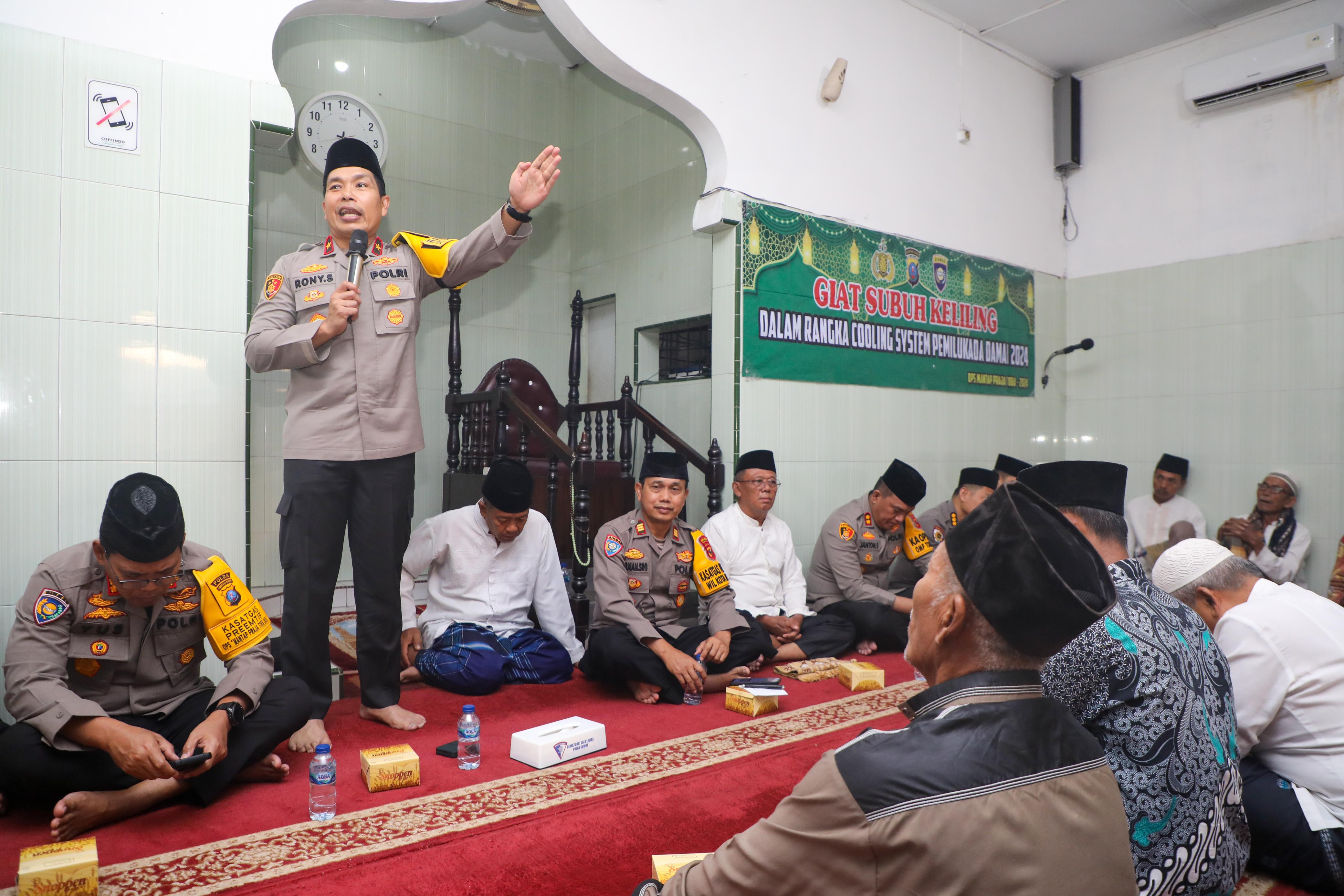 SAFARI SUBUH: Wakapolda Sumut, Brigjen Rony Samtana saat menghadiri Safari Subuh, di Mesjid Nurul Khairiyah, Jalan Veteran Raya Pasar 10, Dusun VII, Desa Manunggal, Kecamatan Labuhan Deli.