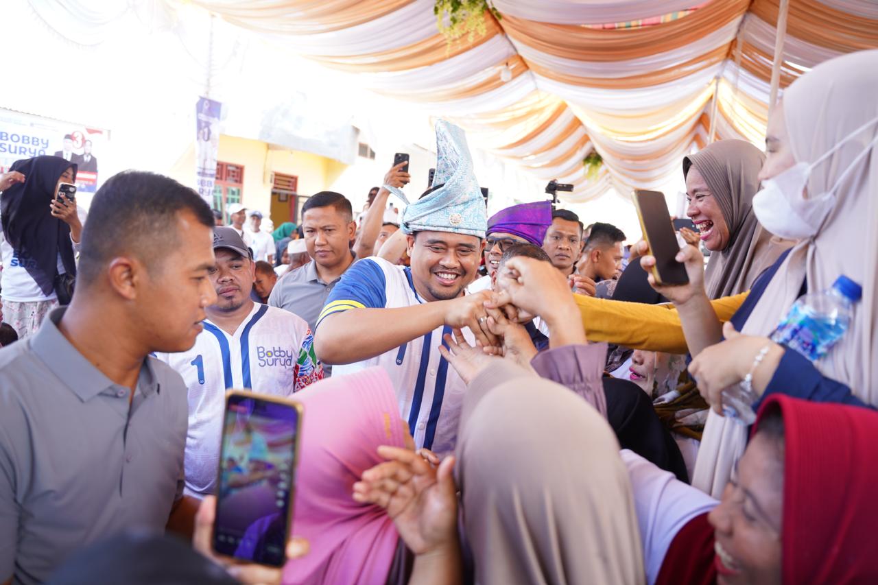 Bobby Nasution menyapa warga saat kampanye di Rantau Prapat. (Ist)