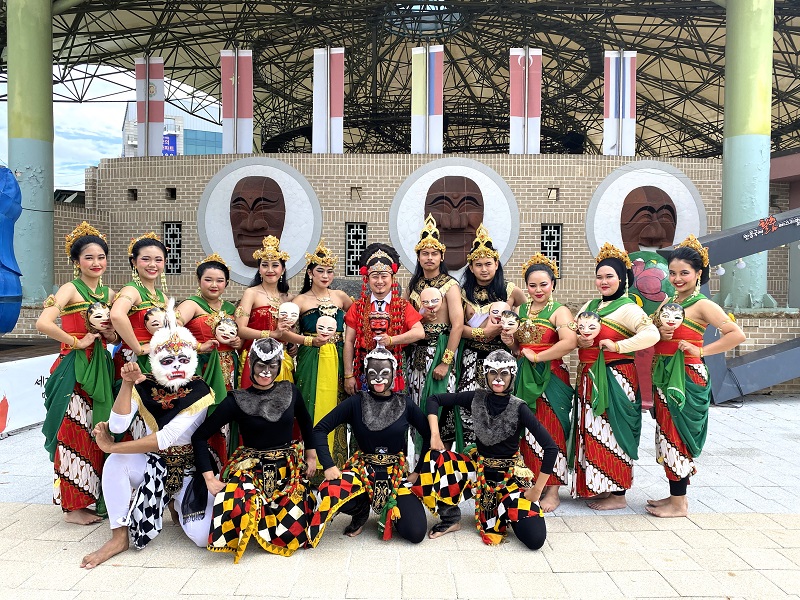 Unit Kegiatan Mahasiswa Lingkung Seni Tradisional Universitas Katolik Parahyangan (UKM Listra Unpar) saat tampil di Andong International Mask Dance Festival 2024, Korea Selatan.