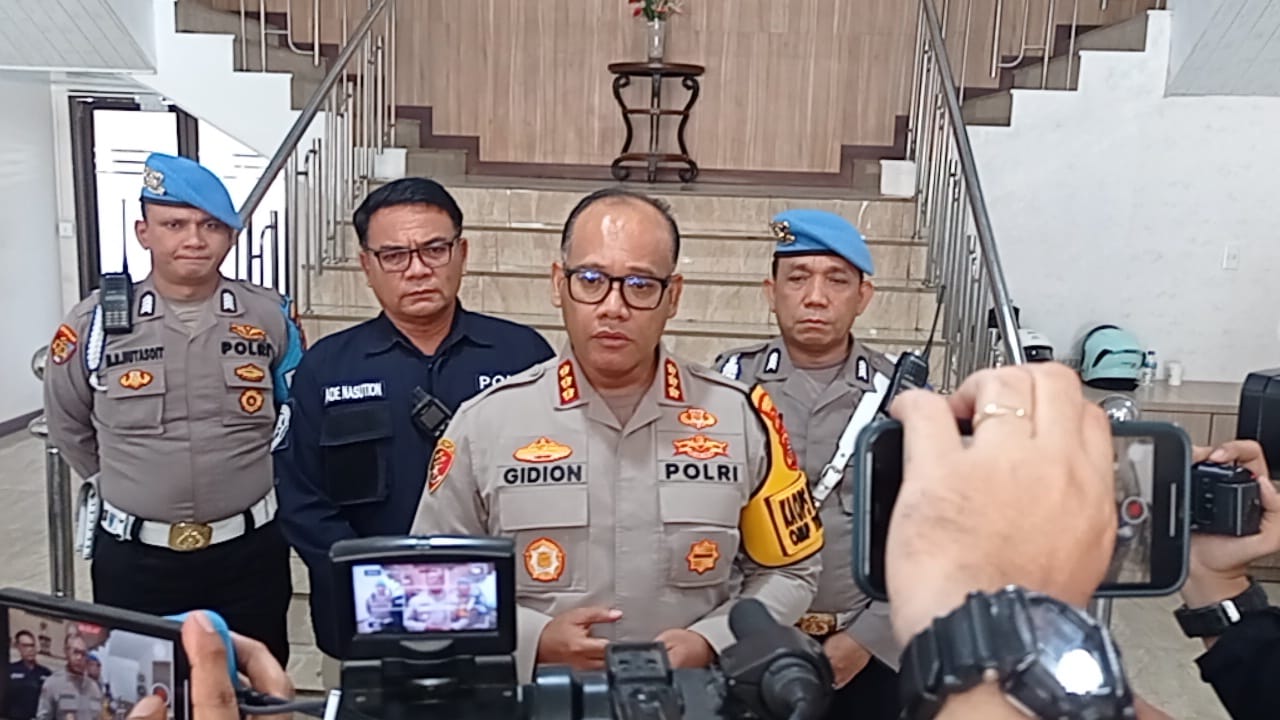 KETERANGAN: Kapolrestabes Medan, Kombes Pol Gidion Arif Setyawan memberikan keterangan terkait peristiwa bentrokan di Jalan Selambo, Desa Amplas, Rabu (23/10) sore. AGUSMAN/SUMUT POS