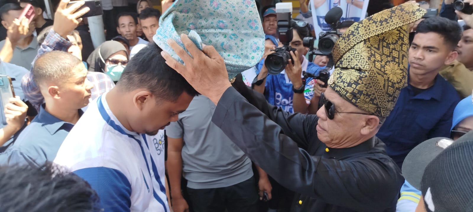 SEMATKAN: Zuriat Sultan Bilah Sematkan Tanjak ke Kepala Bobby (FAJAR/SUMUT POS)