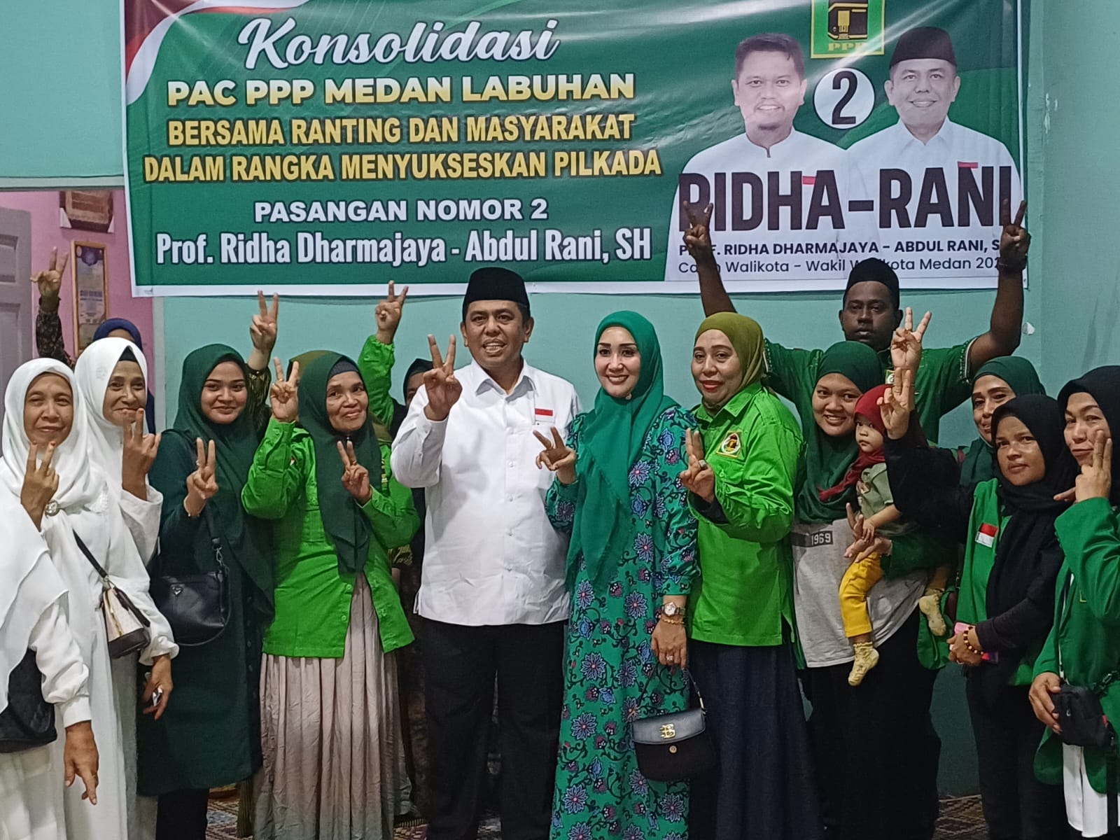 DIABADIKAN: Ketua DPC PPP Kota Medan sekaligus Calon Wakil Wali Kota Medan nomor urut 2, Abdul Rani bersama istri diabadikan dengan para pengurus PAC PPP Medan Labuhan.(Markus Pasaribu/Sumut Pos)