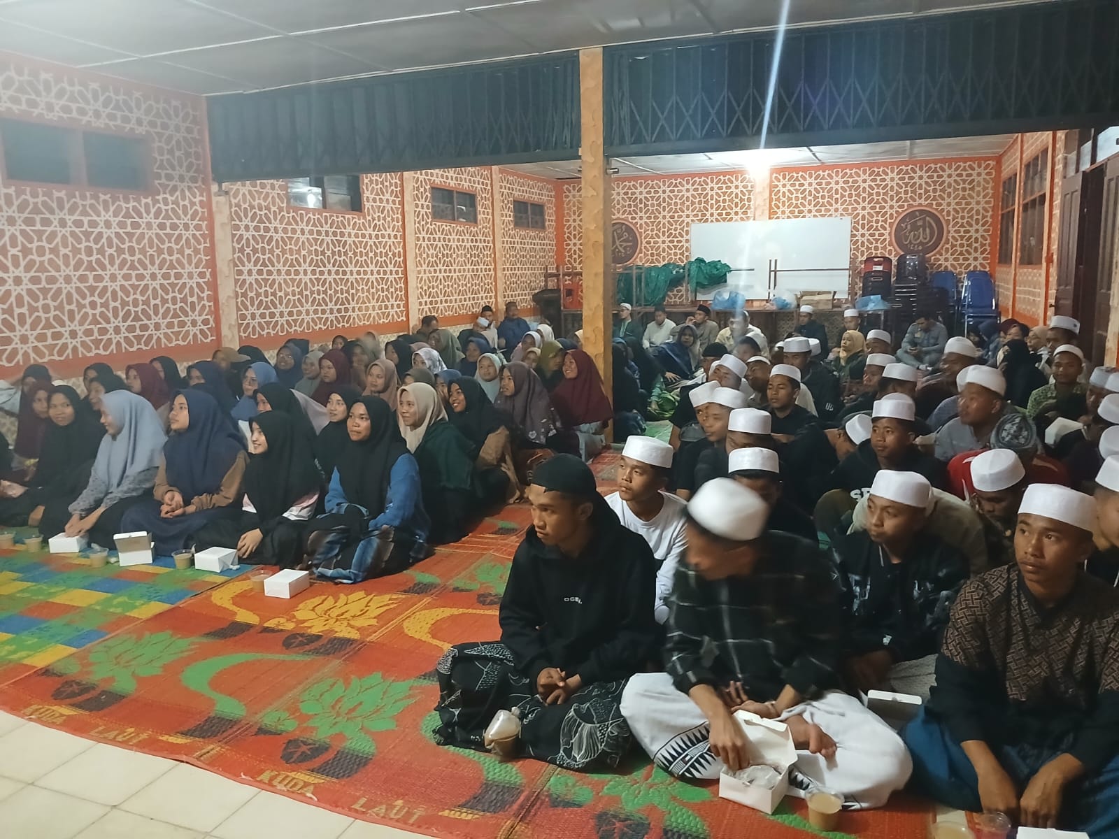 SOSIALISASI: Santri dan Santriwati di Pondok Pesantren Dairi, Kelurahan Sidiangkat, Kecamatan Sidikalang, mengikuti sosialisasi Pilkada 2024 digelar KPU Dairi.istimewa/SUMUT POS
