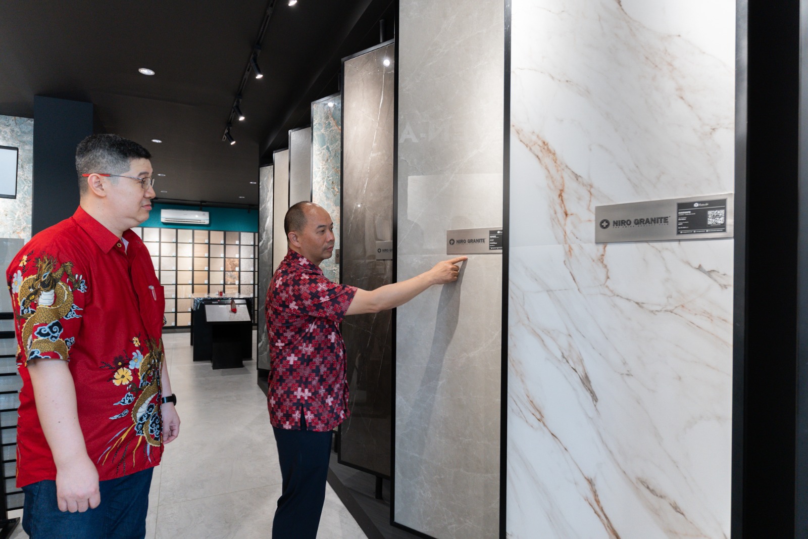 Choong Ee Ren selaku Chief Executive Officer Niro Granite Indonesia (kanan) bersama Danny Wijaya Branch Manager  Niro Granite Indonesia Cabang Medan) pada pembukaan showroom Niro Granite di Medan.