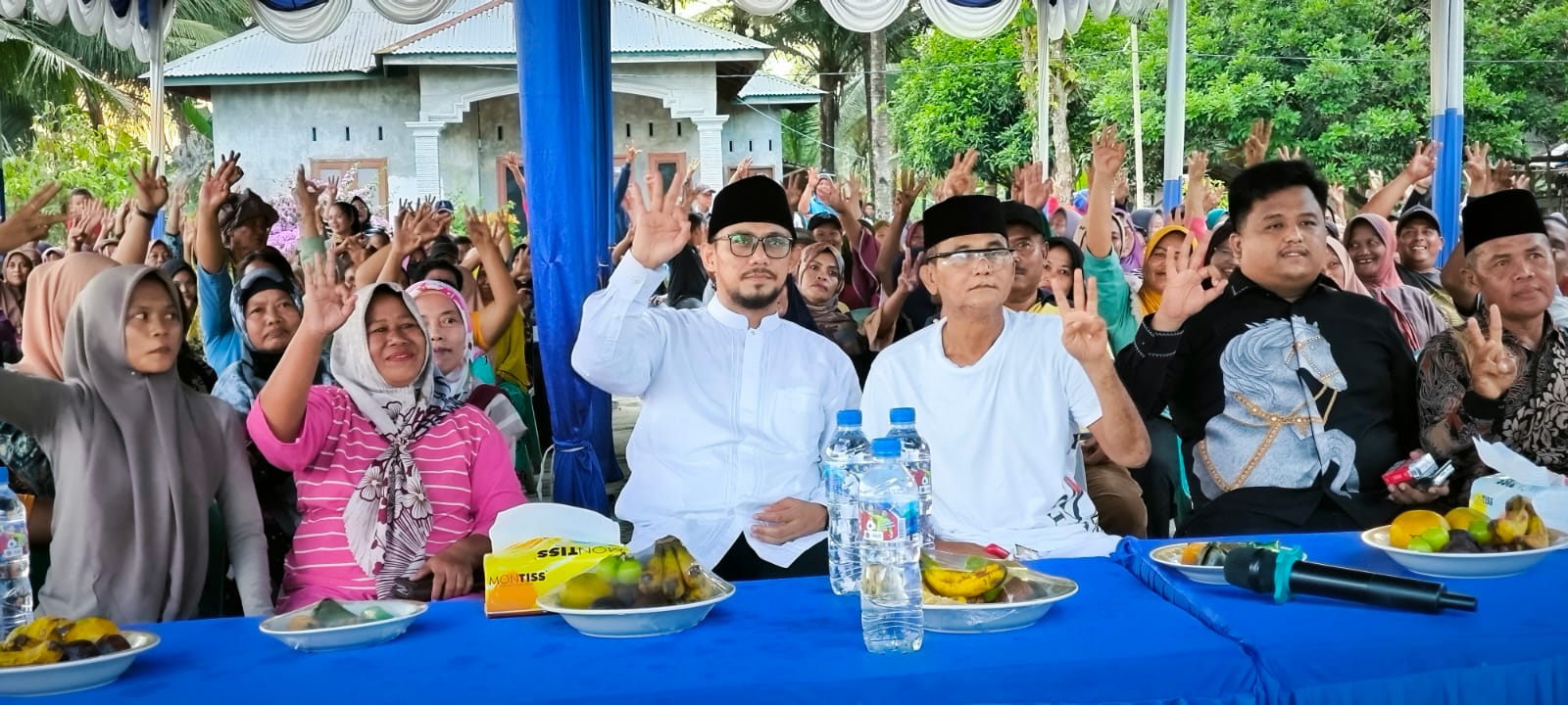 FOTO BERSAMA: Cawako Binjai, dr Donal Anjar Simanjuntak (tengah) foto bersama masyarakat usai silaturahmi dan tatap muka di Kelurahan Bhakti Karya, Binjai Selatan.(Teddy Akbari/Sumut Pos)