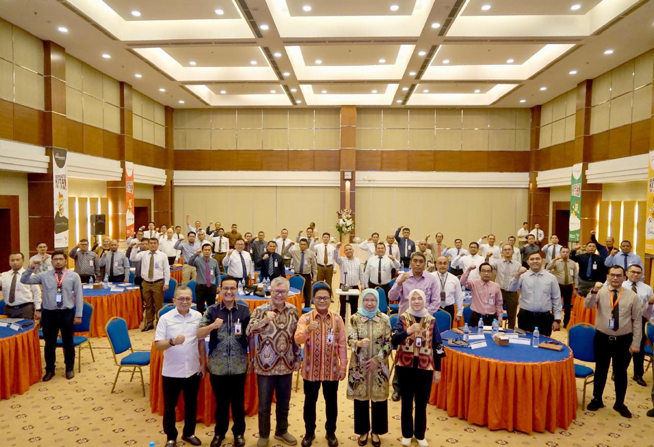BERSAMA: Direktur Utama Bank Sumut Babay Parid Wazdi, dan jajaran, diabadikan bersama narasumber, ekonom nasional dari Segara Research Institute, Pieter Abdullah, dan Prof R Sabrina.