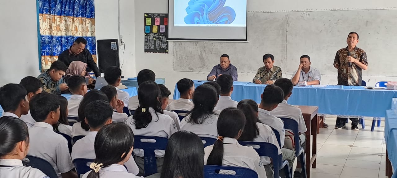 SOSILIASI: KPU Dairi sosialisasikan Pilkada serentak 2024 di SMK swasta HKBP Sidikalang.(istimewa/Sumut Pos).