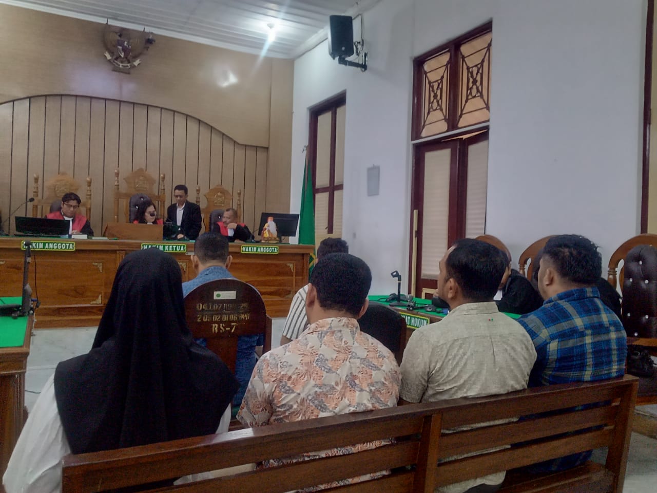 JALANI SIDANG: Para terdakwa kasus suap PPPK Kabupaten Madina, menjalani sidang putusan di Pengadilan Tipikor Medan, Jumat (25/10).