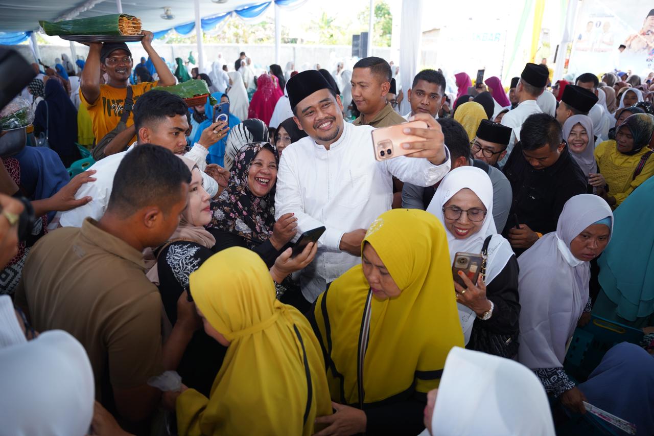 Bobby Nasution menyapa warga saat kampanye di Jalan Seroja Medan, Kamis (24/10/2024).
