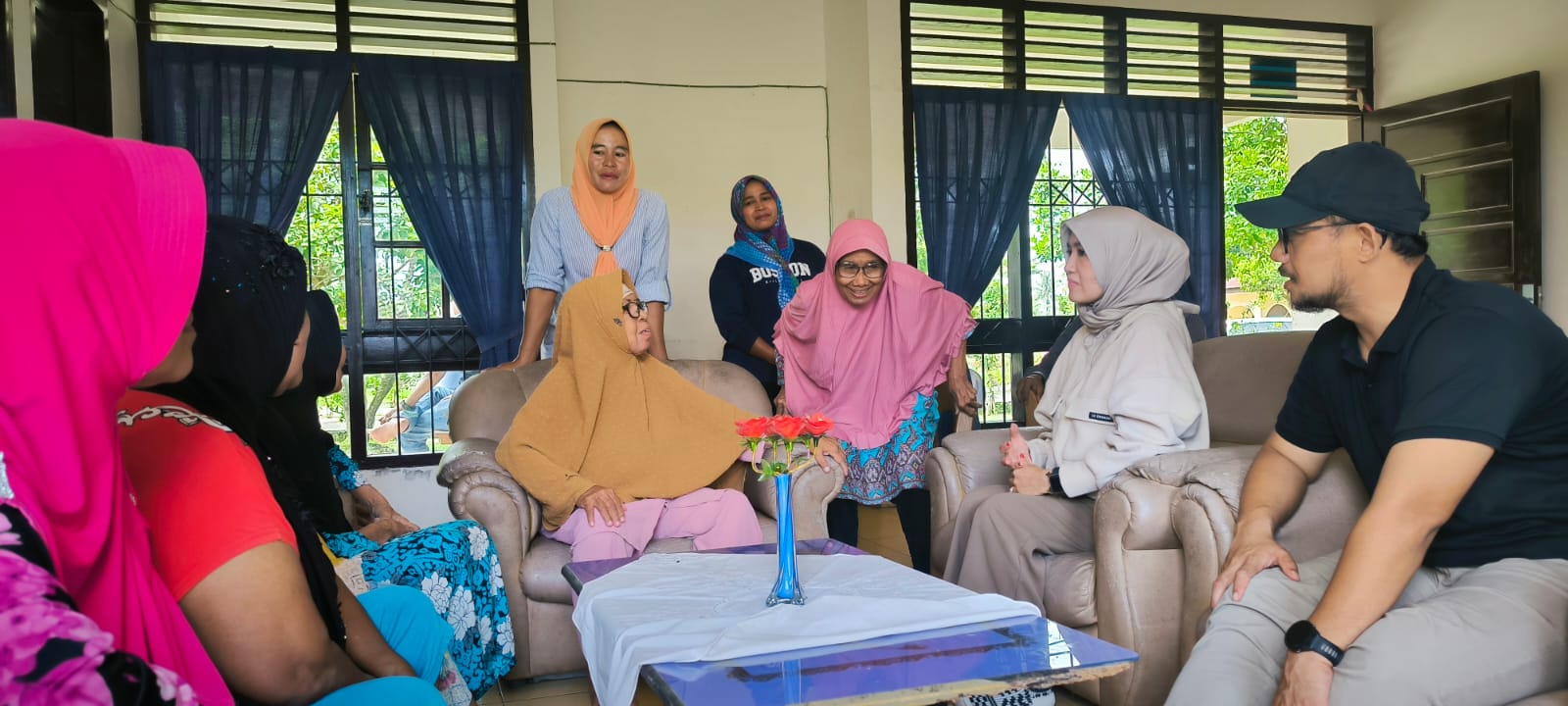 NGOBROL: Calon Wali Kota Binjai, dr Donal Anjar Simanjuntak dan istri, dr Syahadatina saat mengobrol dengan masyarakat lansia di panti jompo.(Teddy Akbari/Sumut Pos)