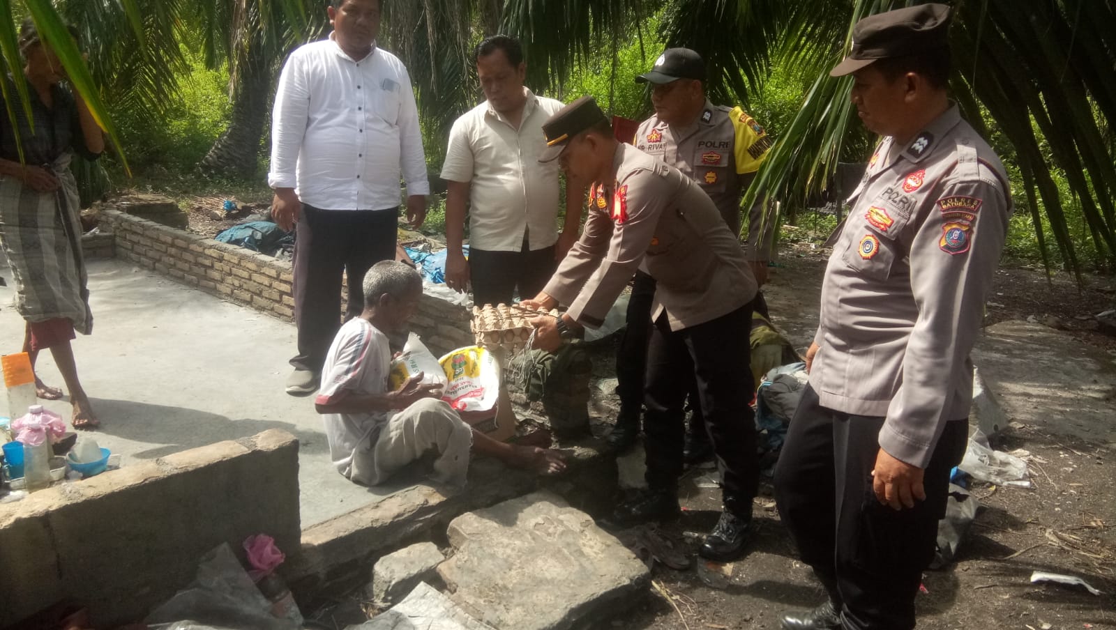 SERAHKAN: Kapolsek Medang Deras, AKP Abdi Tansar, S.H., M.H didampingi Kanit Reskrim Ipda Marbun, S.H serahkan bantuan  paket sembako pada Zakaria Matondang, korban musibah  kebakaran, Jumat(25/10).