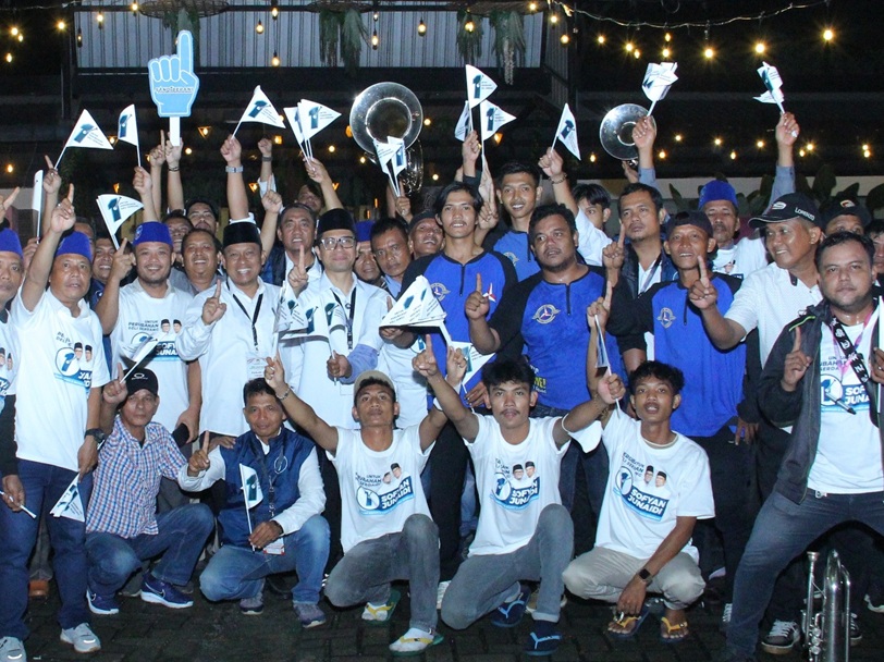 DIABADIKAN: Cabup-Cawabup Deli Serdang nomor urut 01, Sofyan Nasution &ndash; Junaidi Parapat diabadikan bersama generasi muda yang turut memberi dukungan kepada Paslon SANDI.