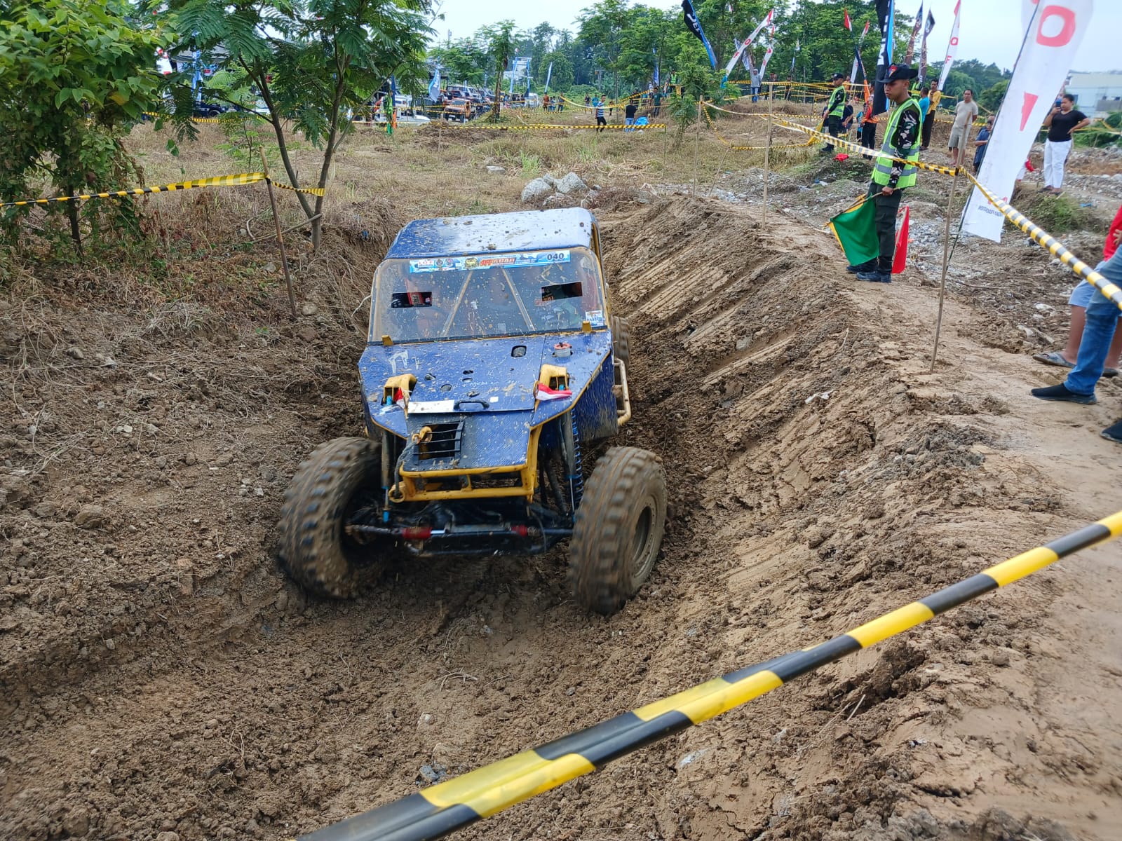 Peserta meramaikan kejuaraan Dankosek I Offroad Competition 2024 di Sirkuit Malibu Indah Polonia, sabtu (26/10/2024).
