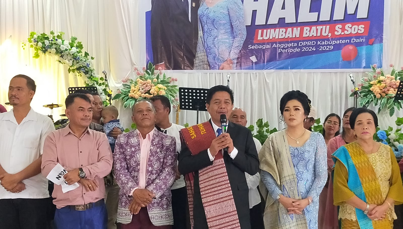 TERIMA KASIH: Halim Lumban Batu didampingi istri Ratna boru Sihombing, beserta keluarga besar Punguan Nai Pos-Pos se-Kabupaten Dairi menyampaikan terima kasih kepada masyarakat Dapil 1.
