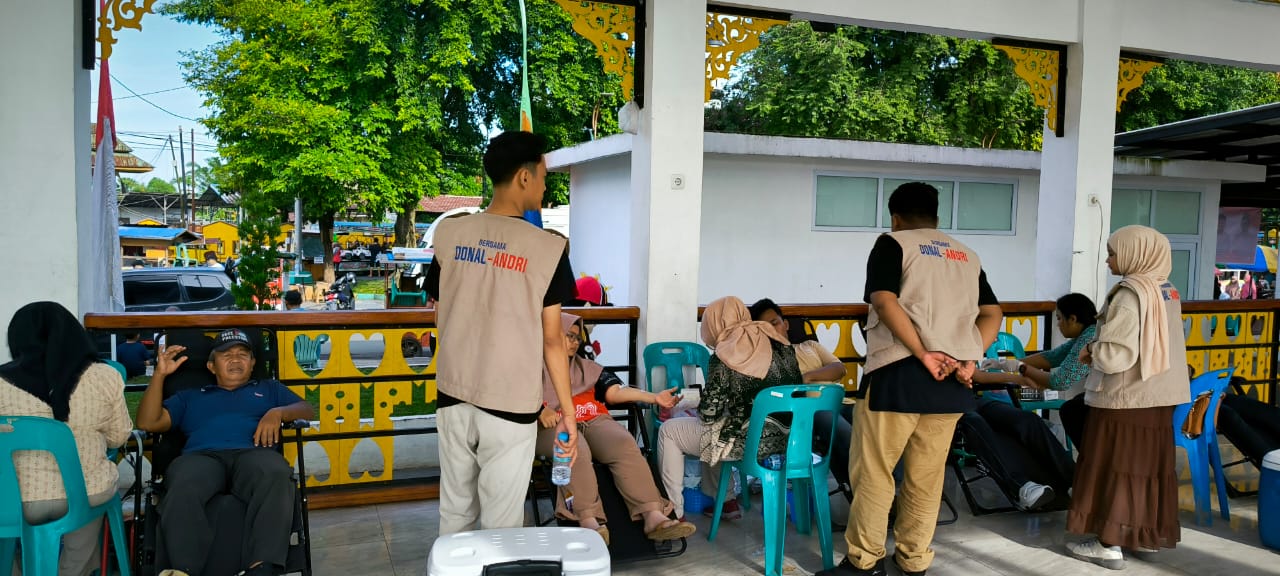 DONOR DARAH: Relawan Binjai Berdoa dan Berdasi menggelar donor darah sekaligus pemeriksaan kesehatan gratis di Lapangan Merdeka Binjai. (Teddy Akbari/Sumut Pos)