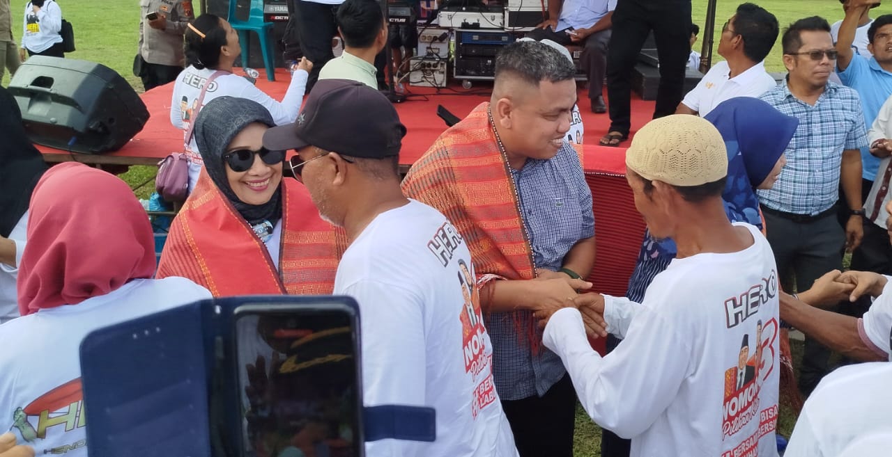 DEKLARASI: Punguan Pemuda Raja Bor-bor Namairata di empat kecamatan, deklarasi pemenangan pasangan Cabup dan Cawabup Hendri Syahputra Daulay dan Ellya Rosa Siregar. (Fajar/Sumut Pos)
