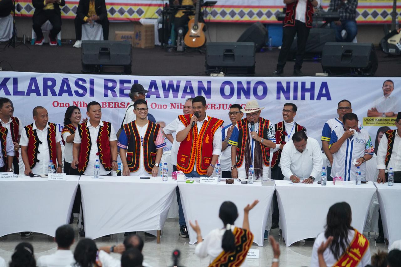 Bobby Nasution bersama belasan ribu Relawan Ono Niha pada Deklarasi Relawan Ono Niha di Pardede Hall Medan, Minggu (27/10/2024).
