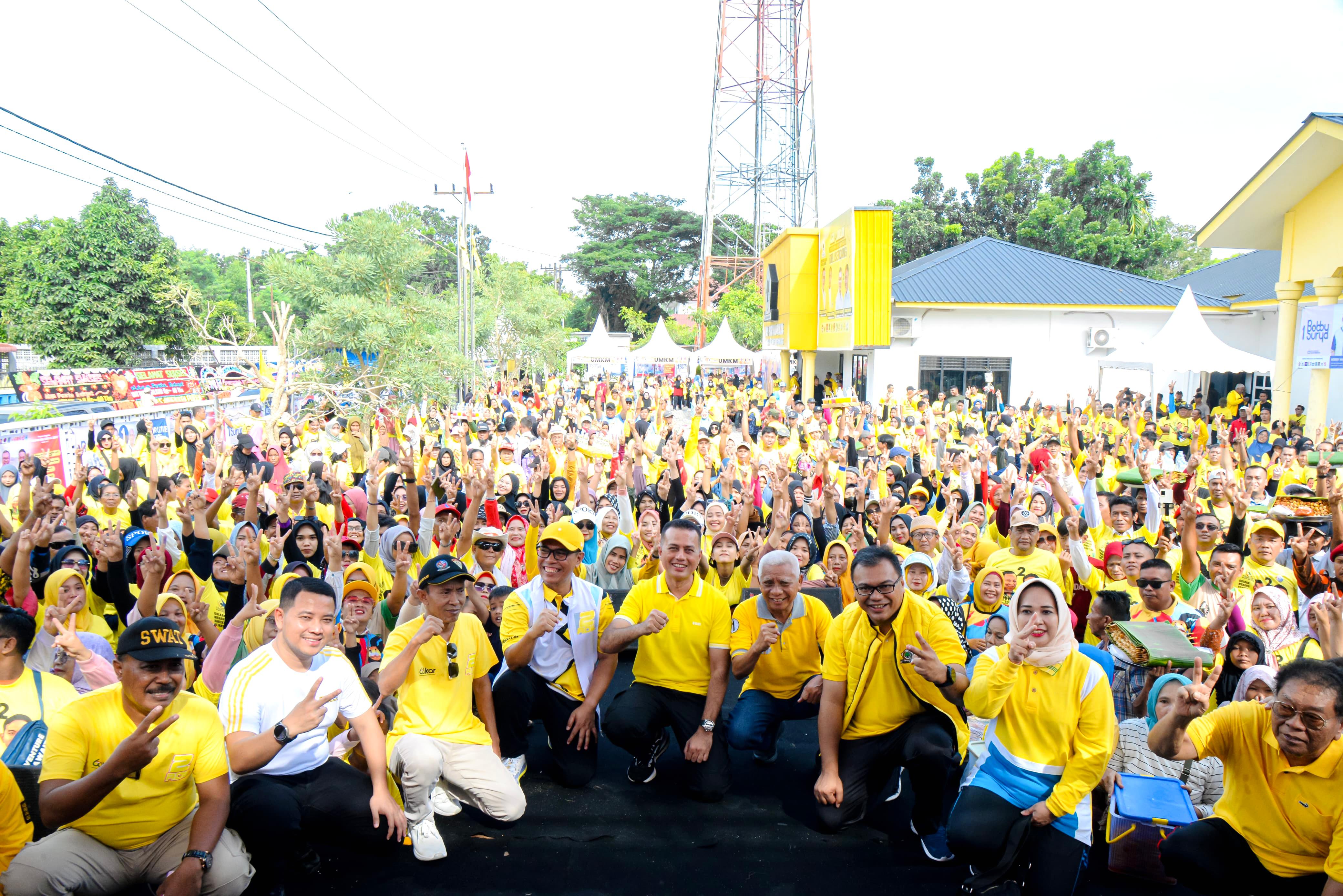 Ketua DPD Golkar Sumatera Utara  DR. H. Musa Rajekshah  diabadikan bersama pasangan Calon Bupati dan Wakil Bupati Deliserdang nomor urut 2, dr. Asri Ludin Tambunan dan Lom Lom Suwondo.