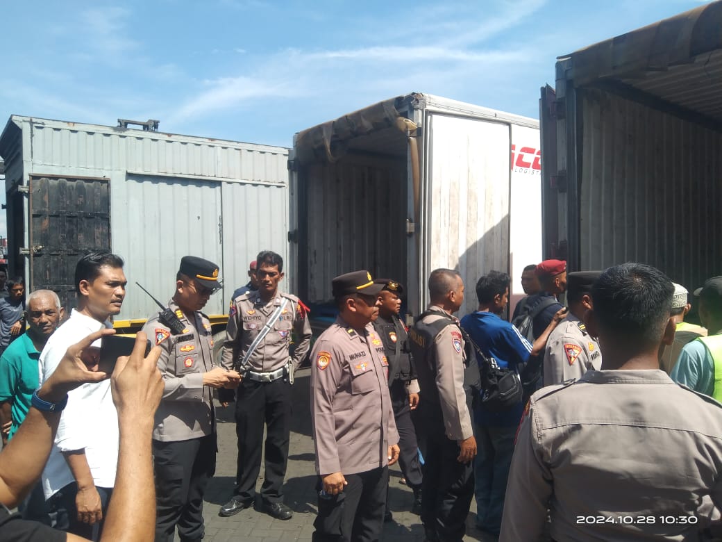 PENGAMANAN: Polres Pelabuhan Belawan melaksanakan pengamanan terhadap logistik Pilkada Serentak 2024 yang transit sementara di Pelabuhan Depo PT. Tanto, Belawan, Senin (28/10/2024).ISTIMEWA/SUMUT POS
