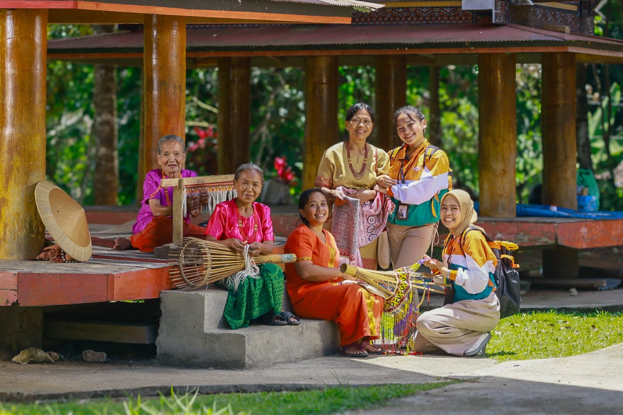 NASABAH: Community Officer BTPN Syariah berfoto bersama nasabah yang terus berkembang.