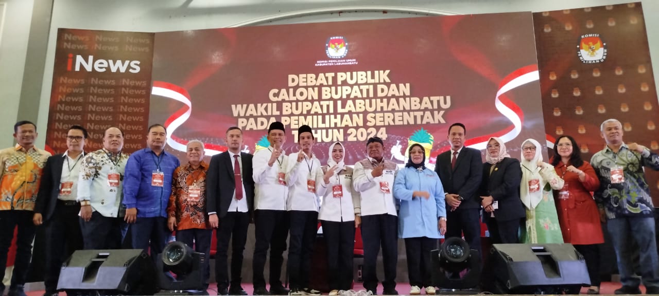 FOTO BERSAMA: Para paslon Cabup dan Cawabup dan komisioner KPU serta tim Panelis foto bersama usai Debat Publik Pilkada Labuhanbatu (FAJAR/SUMUT POS)