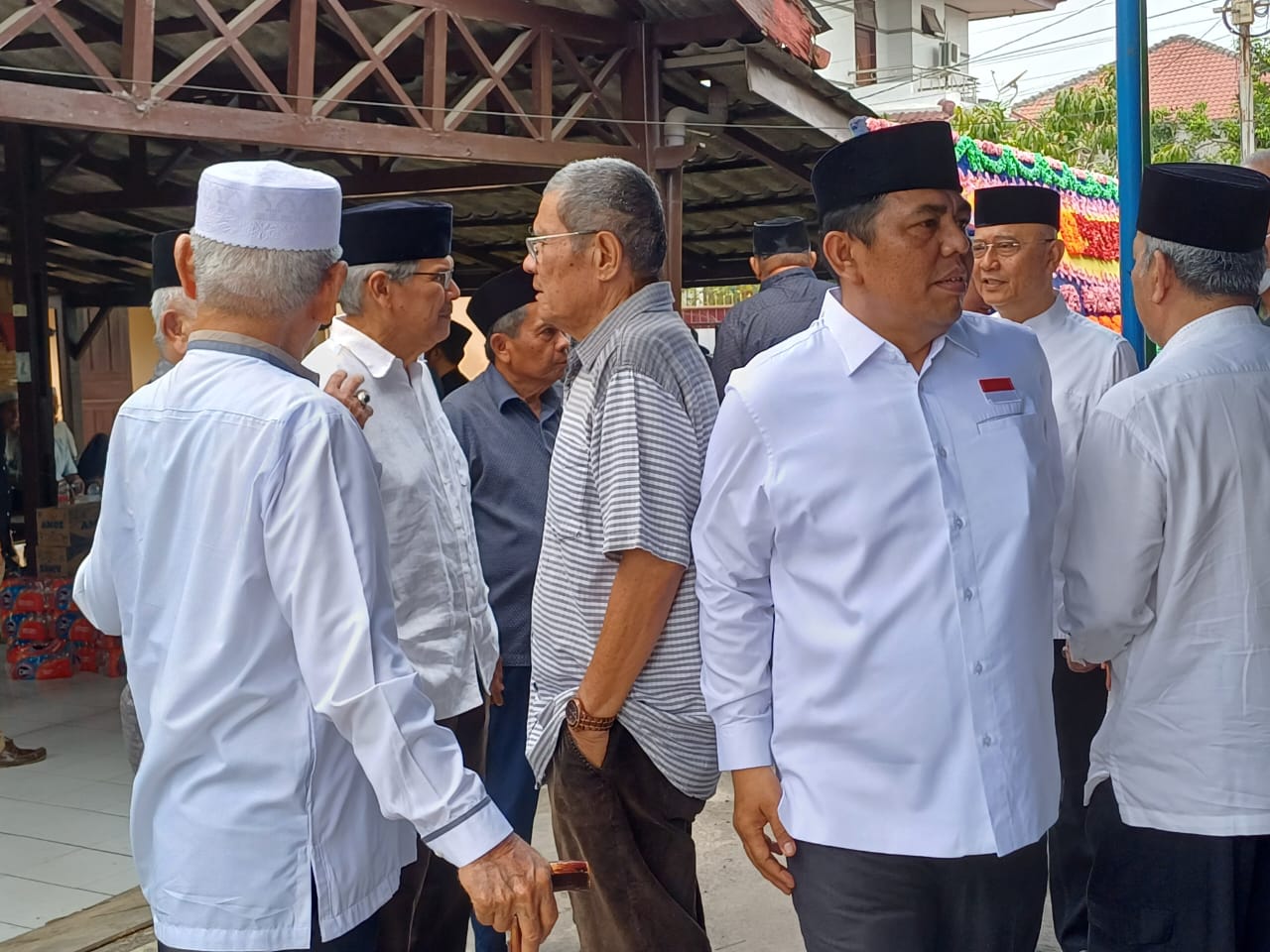 Foto (Markus Pasaribu/Sumut Pos) : MELAYAT: Calon Wakil Wali Kota Medan nomor urut 2, Abdul Rani saat melayat ke rumah duka Almarhum Jumiran Abdi.