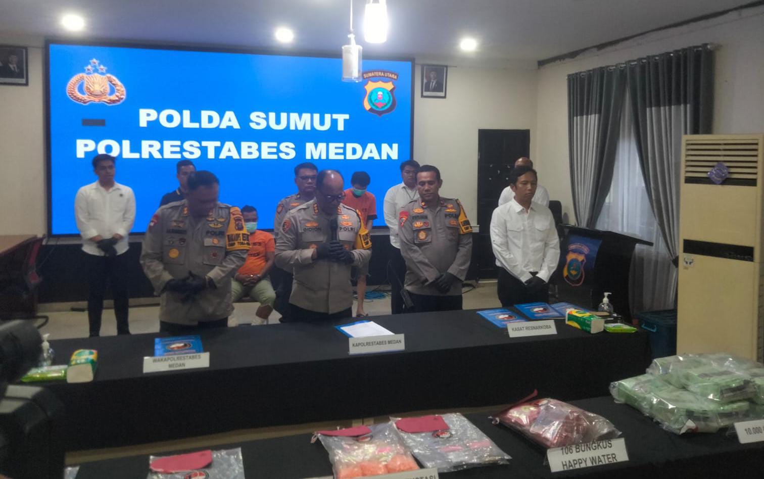 UNGKAP: Kapolrestabes Medan, Kombes Pol Gidion Arif Setyawan memaparkan pengungkapan kasus peredaran narkotika di Medan, Senin (28/10) sore. (AGUSMAN/SUMUT POS)