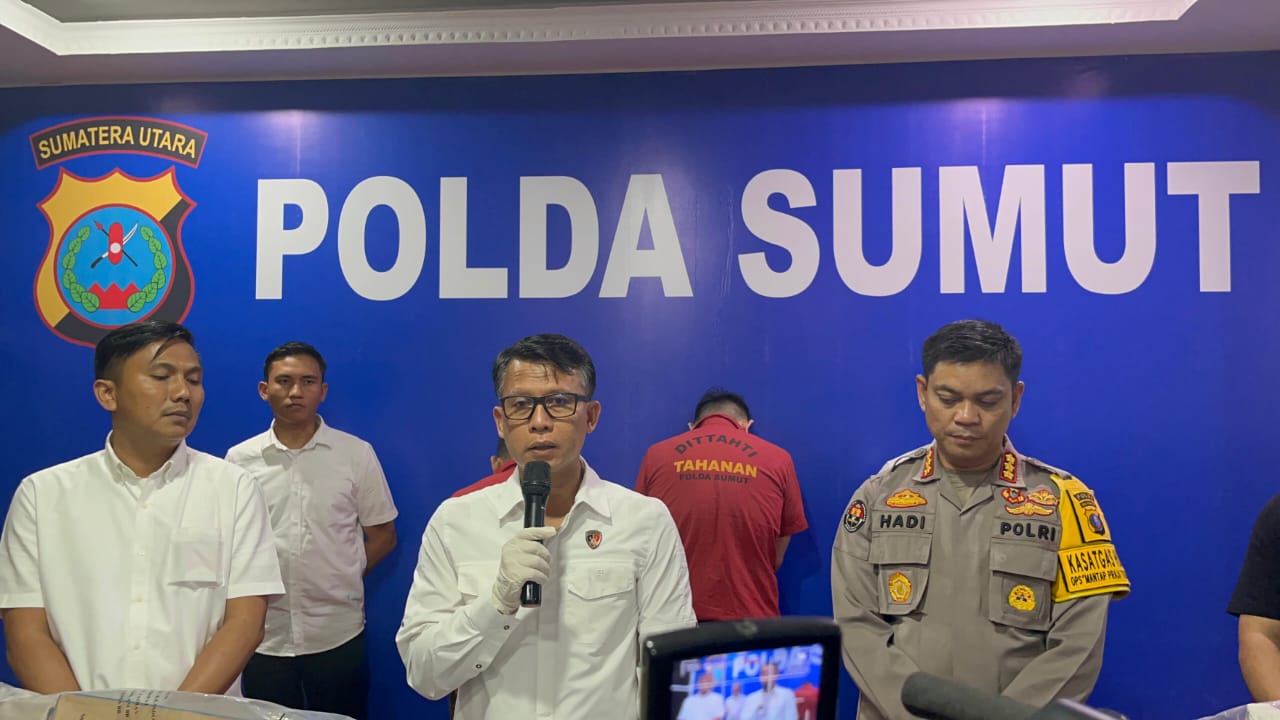 PEMAPARAN: Direskrimum Polda Sumut, Kombes Pol Sumaryono didampingi Kabid Humas Polda Sumut, Kombes Pol Hadi Wahyudi saat memaparkan kasus pembunuhan wanita di Karo. Sumut Pos/Dokumen Pribadi