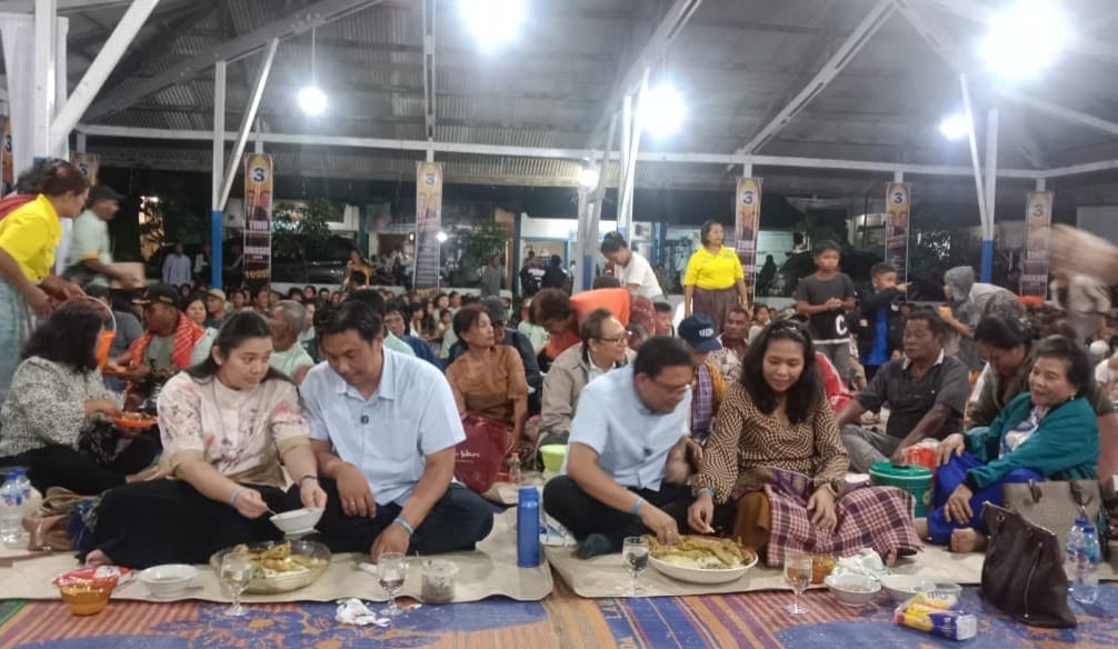 SYUKURAN: Pasangan TOSS syukuran dan makan bersama masyarakat Desa Batukarang usai ziarah ke makam Pahlawan Nasional, Kiras Bangun