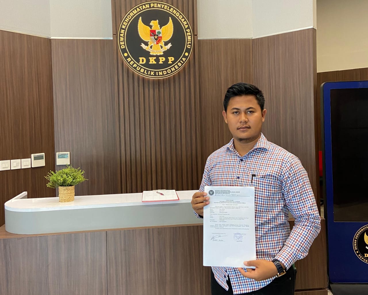 Nazli Aulia usai melaporkan Ketua KPU Batubara ke DKPP.