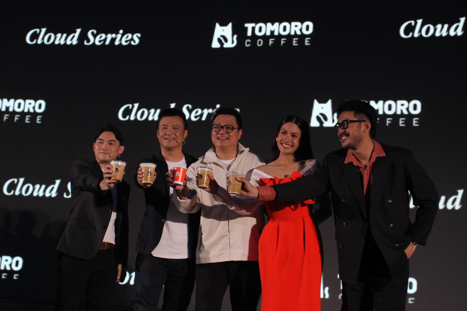 TOMORO COFFEE, jaringan kopi dengan pertumbuhan tercepat di Indonesia, sukses menjual 40 juta cup pada tahun 2023 dari 600 gerai di seluruh Indonesia.